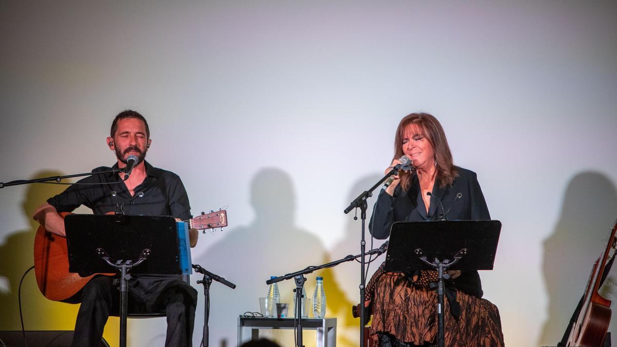 Borja Penalba y Maria del Mar Bonet, en el concierto de inauguración del Centre Toni Catany.