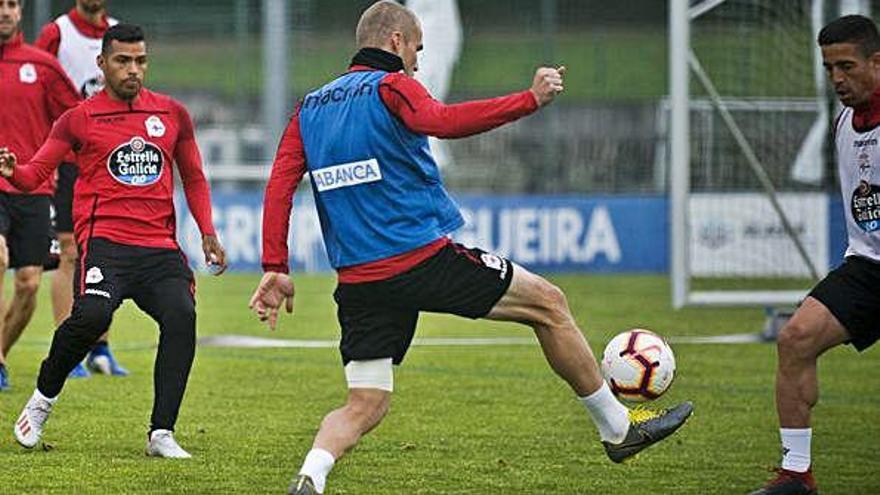 Álex Bergantiños, con un vendaje en el muslo izquierdo, golpea el balón ayer en Abegondo.