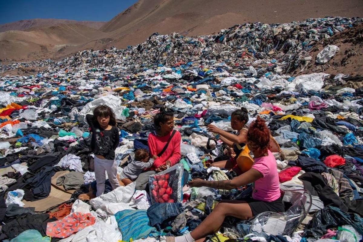 Vertedero de basura de ropa en Atacama (Chile), con prendas procedentes de todo el planeta