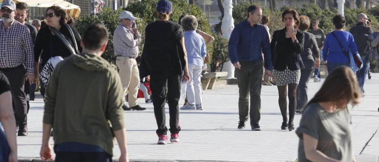 Gente caminando por el paseo de Samil.   | // ALBA VILLAR