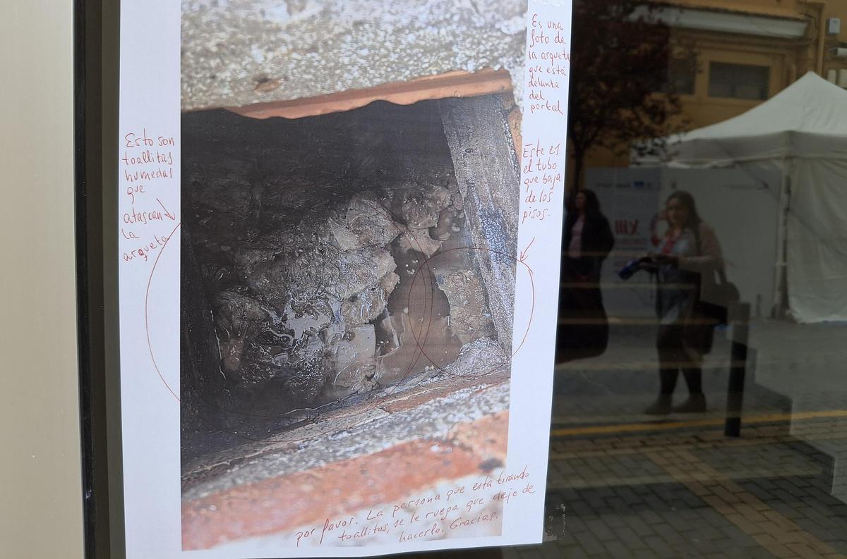 El cartel con la foto del atasco que provocan las toallitas húmedas