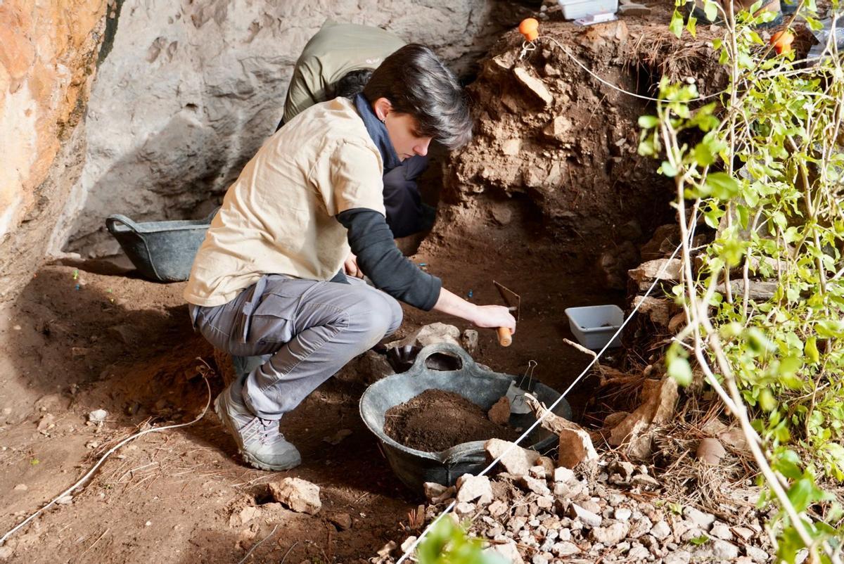 Un investigador trabaja sobre el yacimiento, en Santomera.