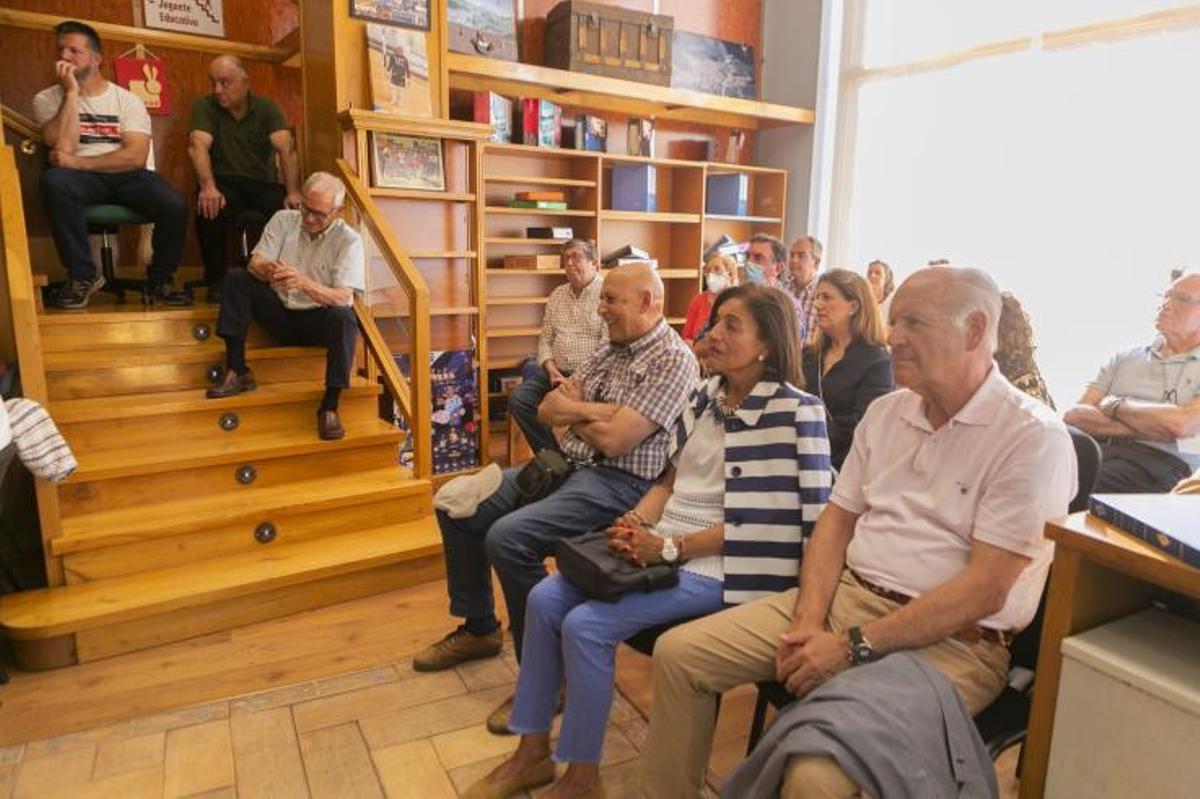 José Luis Marrón, rodeado de los asistentes a su conferencia en Cangas del Narcea.| María Fuentes