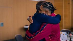 Raphinha y Hansi Flick se abrazan a la llegada del delantero braisleño a la concentración del Barça.
