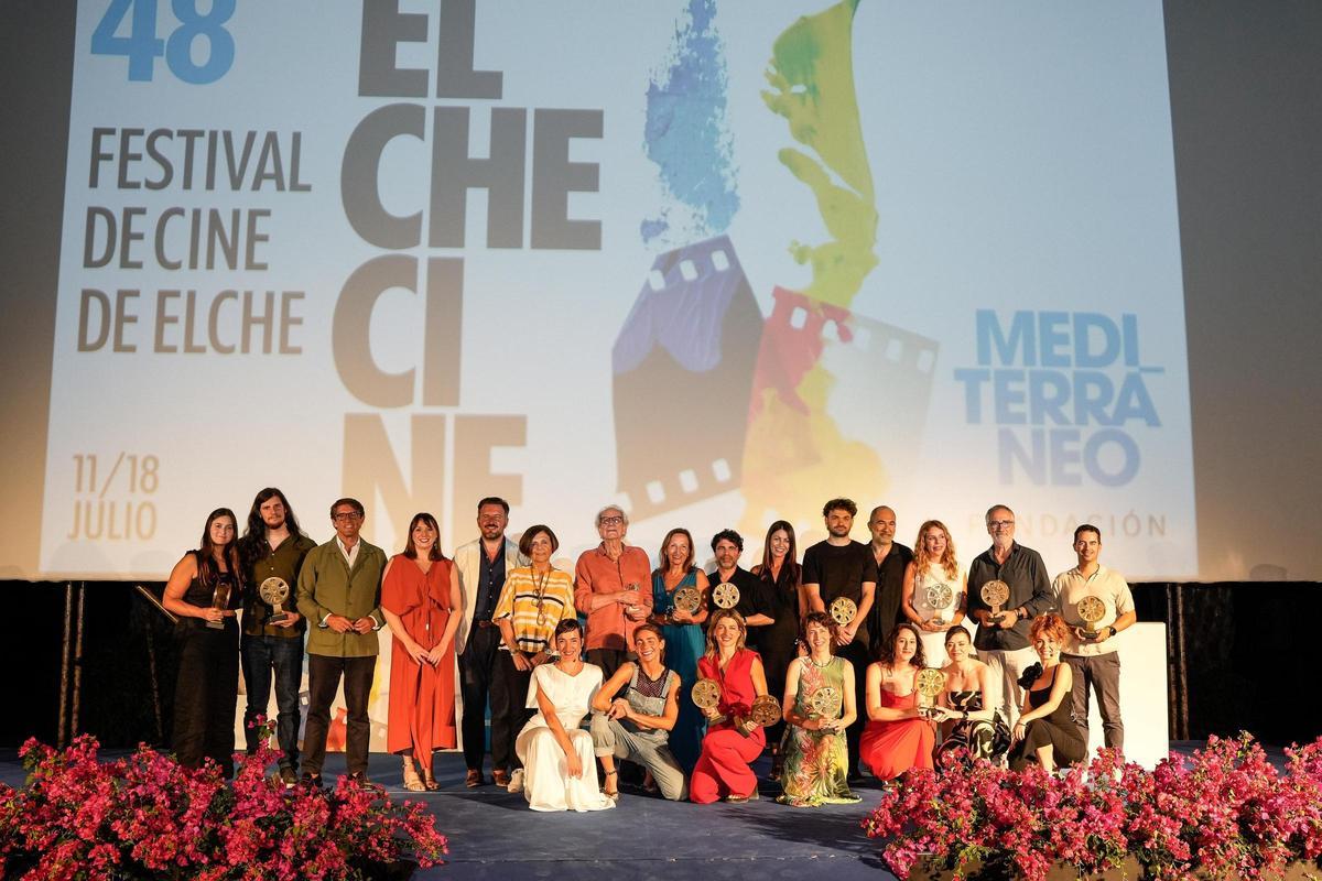 Foto de familia de los galardonados durante el Festival de Cine de Elche