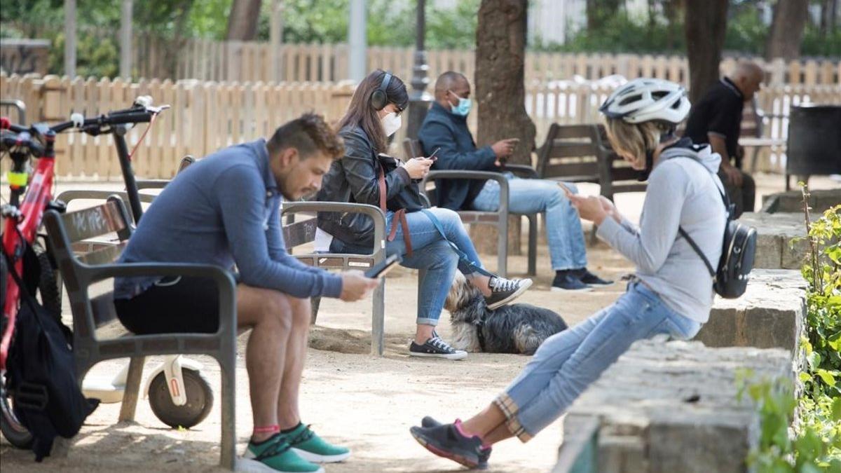 Vecinos del barrio de la Sagrada Família de Barcelona en un parque público