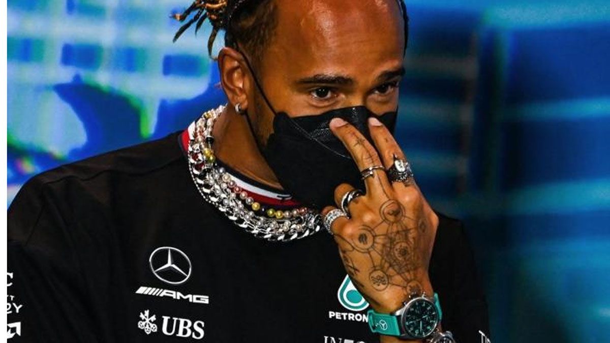 Hamilton, con su 'arsenal' de joyas y piercings