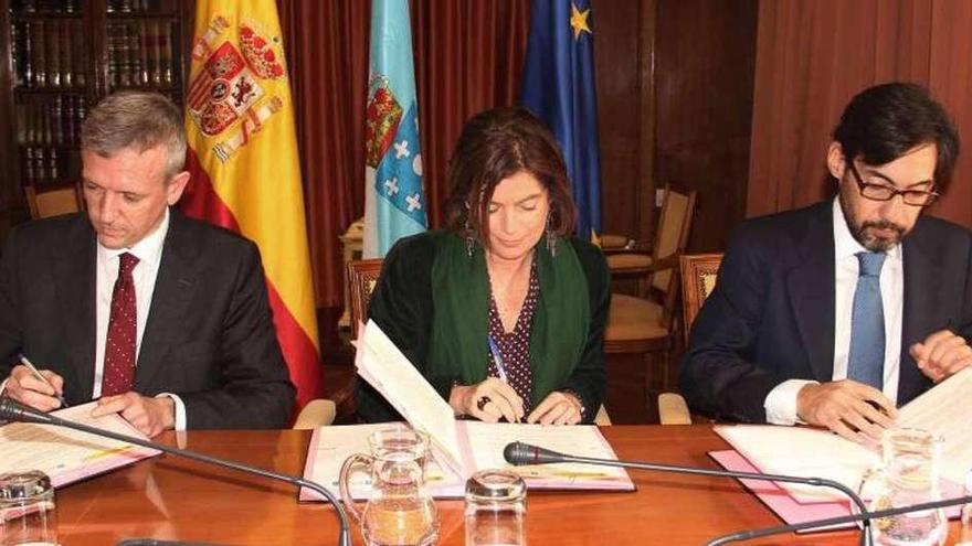 Rueda, Sánchez-Cortés y Sainz Pardo, rubricando el convenio que refuerza la formación en la Agasp.