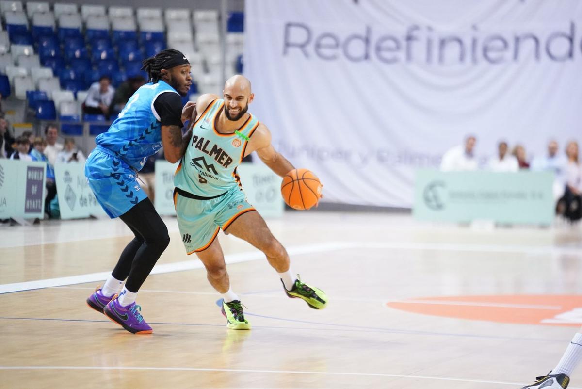 Phil Scrubb se abre paso con el balón ante Colby Rogers en un duelo del Palmer Basket contra el Zamora.