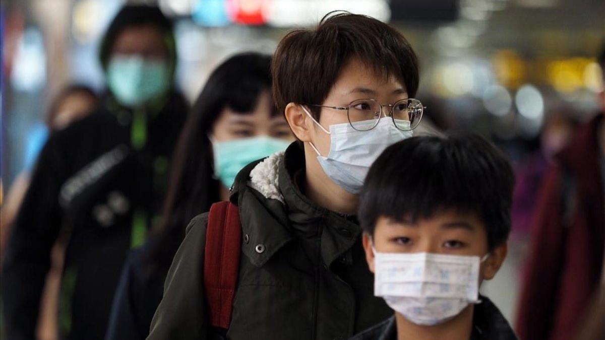 Ciudadanos con mascarillas en Taipei, para evitar el contagio por coronavirus