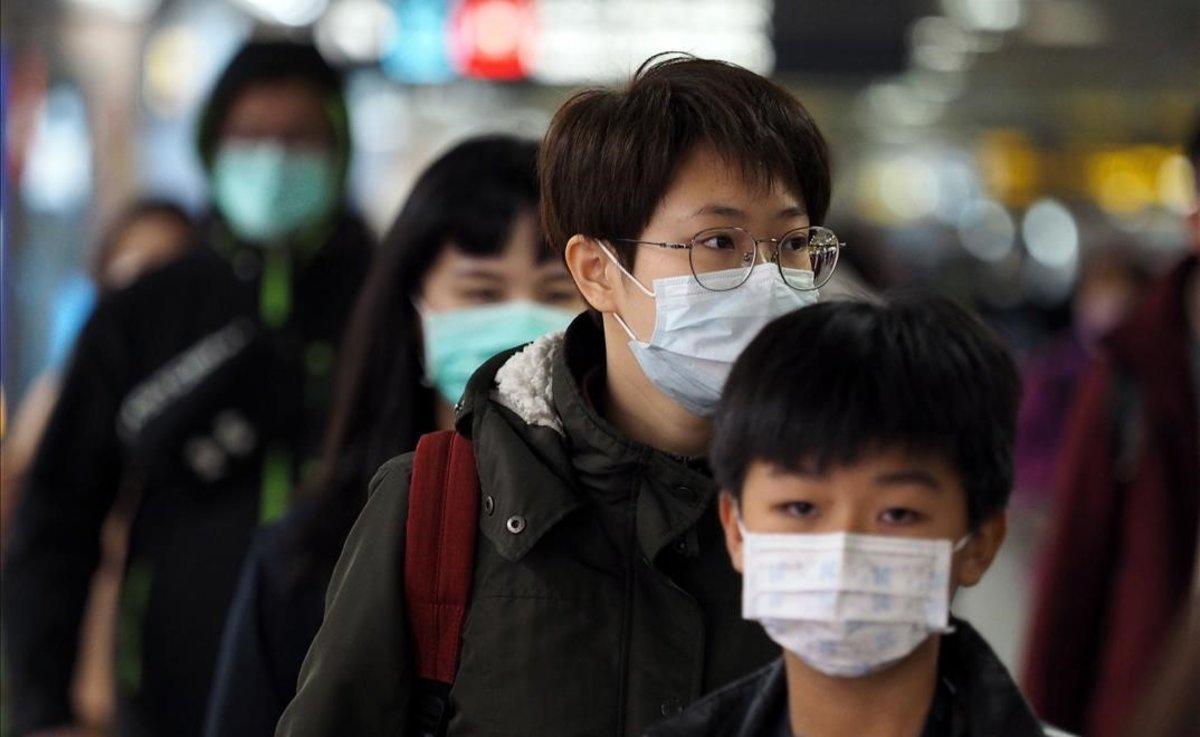 zentauroepp52130084 taipei taiwan 04 02 2020 people wear face masks in taip200204120701 zentauroepp52130084 taipei taiwan 04 02 2020 people wear face masks in taip200204120701