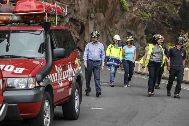 13/07/2016 Visita del presidente del Cabildo de Tenerife Carlos Alonso  junto a Técnicos para ver in situ el estado del derrumbe del talúd de la carretera que lleva a la Punta de Teno.José Luis González