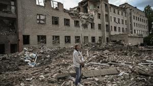 Una mujer contempla la destrucción causada por las tropas rusas en la ciudad de Bakhmut, en el Donbás.
