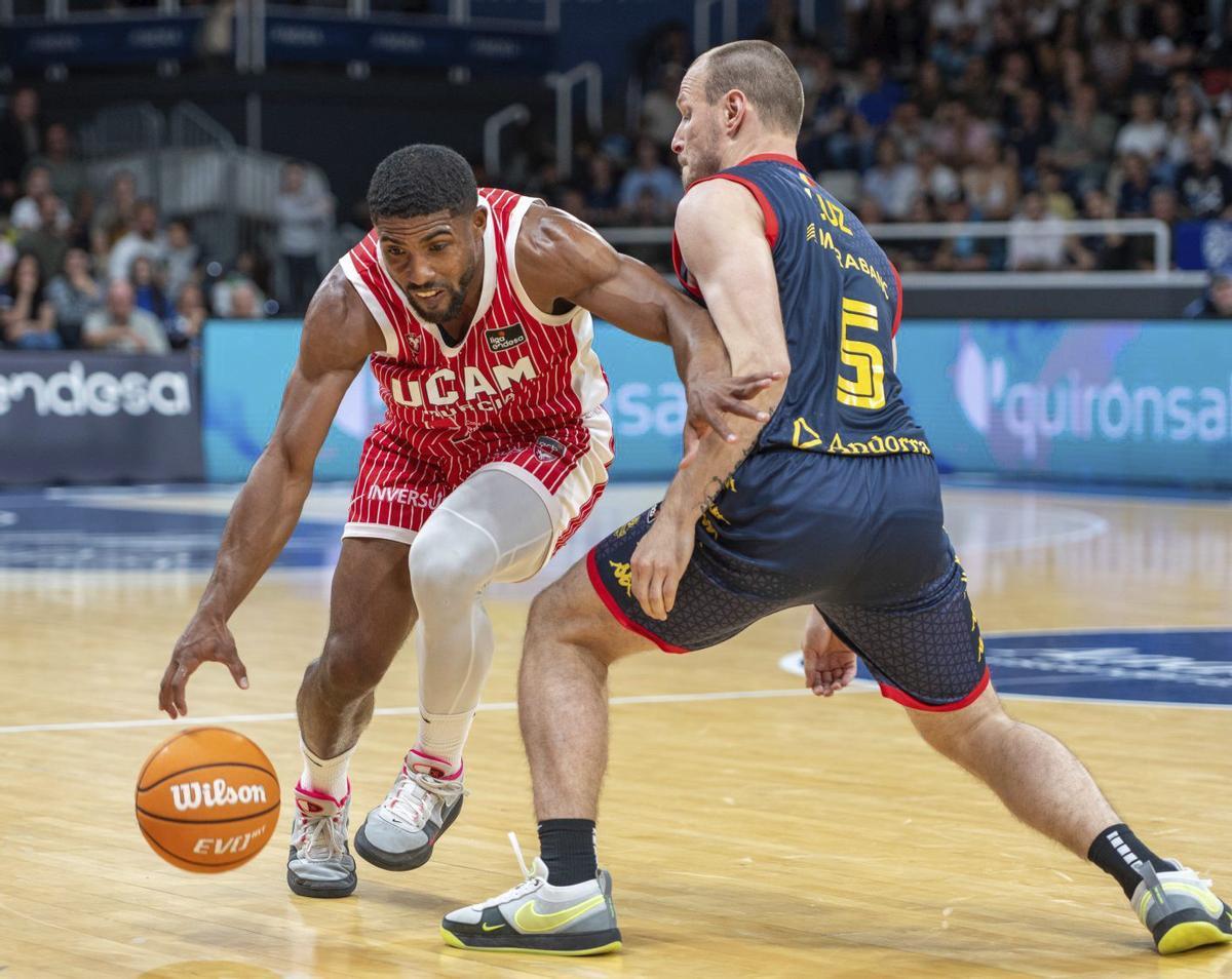 David DeJuliussupera a Rafa Luz en el MoraBanc Andorra-UCAM Murcia del pasado sábado. | ACB PHOTO