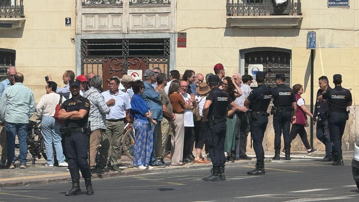 Uno de los grupos concentrados ante la visita de Sánchez.