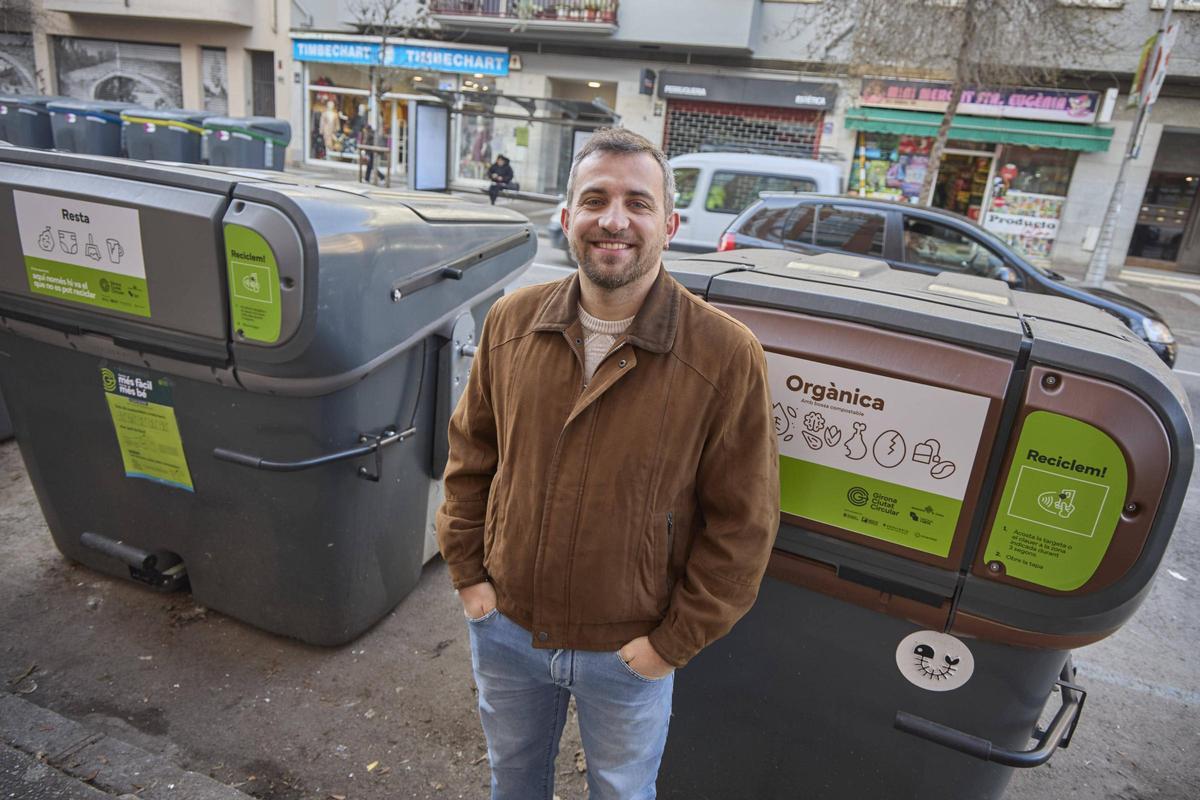 El regidor d'Acció Climàtica, Sergi Cot, al costat dels nous contenidors.