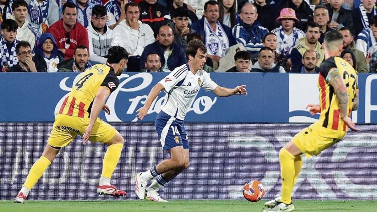 Francho conduce un balón ante Rubén Pulido.