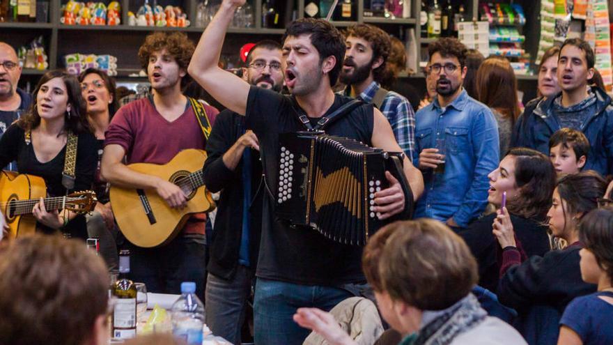 Un concert acústic de Germà Negre envoltat de públic en una imatge d&#039;arxiu