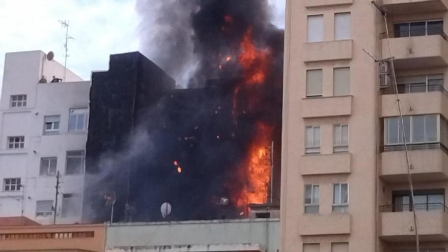 Vídeo: Arde un edificio en Castelló