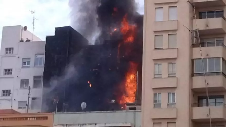 Un incendio devora un edificio en Castellón y provoca una gran alarma en la ciudad