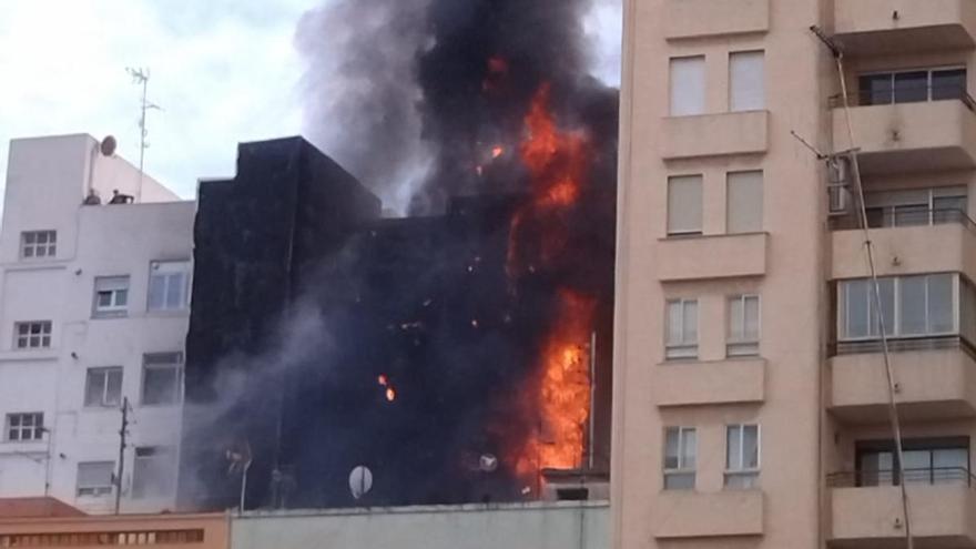Vídeo: Arde un edificio en Castelló