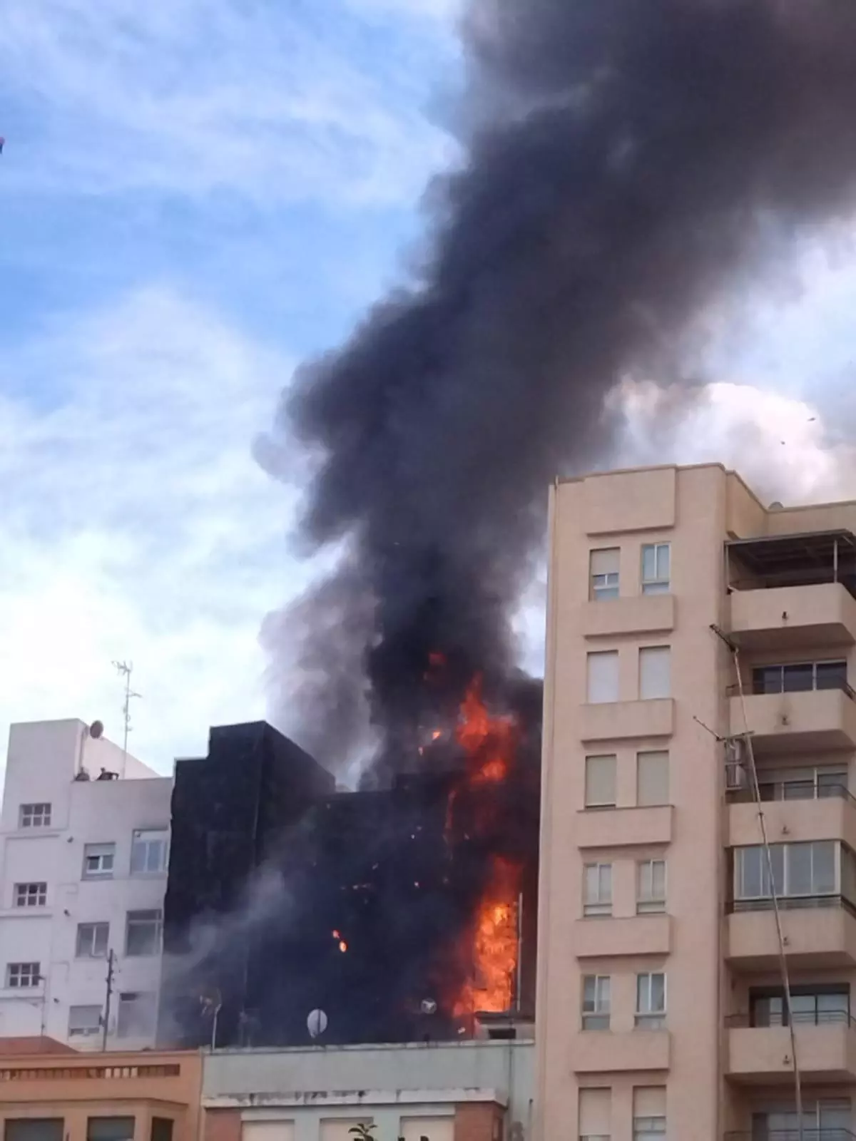 Vídeo: Arde un edificio en Castelló