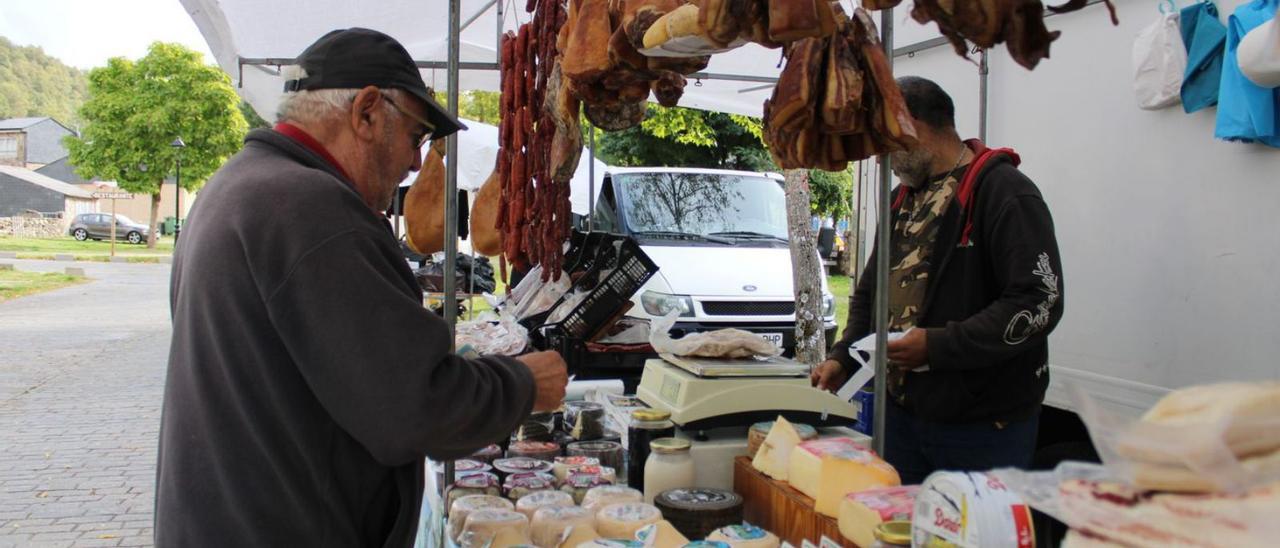 Uno de los puestos de alimentación instalados ayer con motivo de la feria de Porto. | Araceli Saavedra