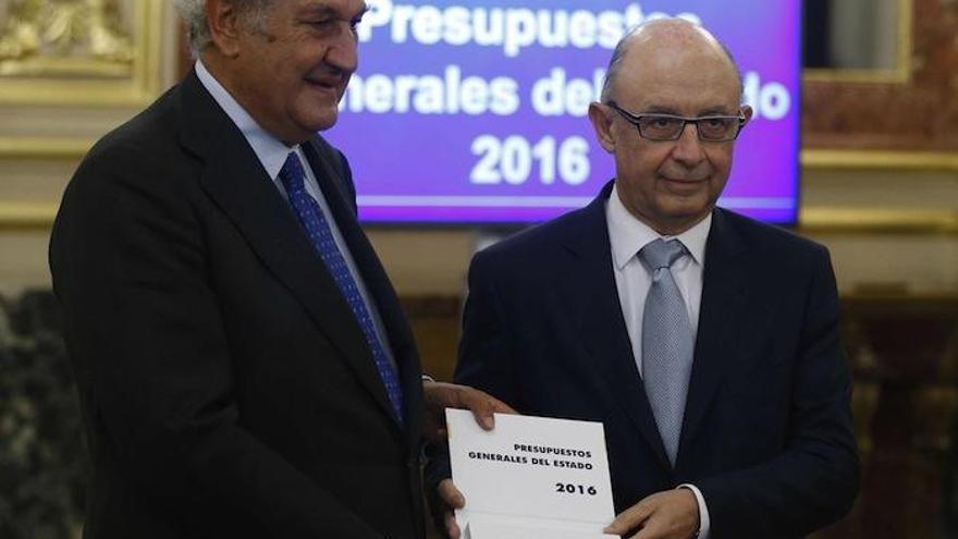 El ministro de Hacienda, Cristóbal Montoro (d), y el presidente de la Cámara Baja, Jesús Posada (i), durante el acto de presentación de los presupuestos generales del Estado 2016.