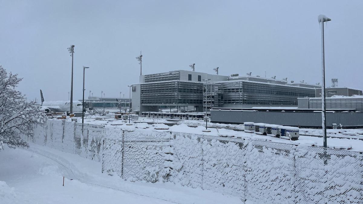 Un avión, aparcado en el aeropuerto de Munich durante el temporal.