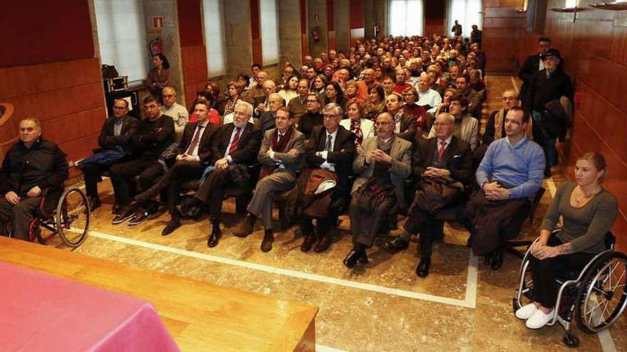 El público abarrotó el auditorio del Areal, y en primera fila, entre otros, el alcalde Abel Caballero (centro) y el presidente del Parlamento de Galicia, Miguel Santalices (4º por la izquierda). // Ricardo Grobas