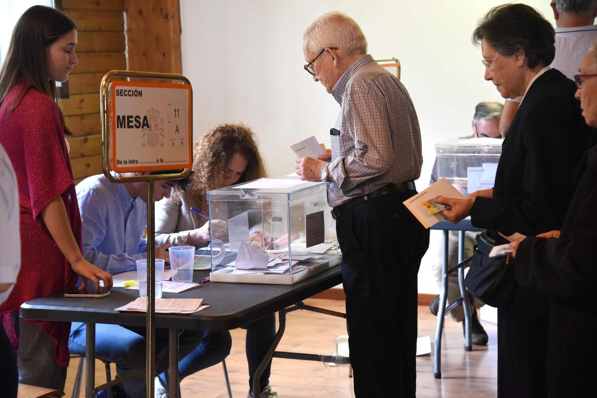 Aragoneses votando en las últimas elecciones autonómicas, en mayo de 2023.