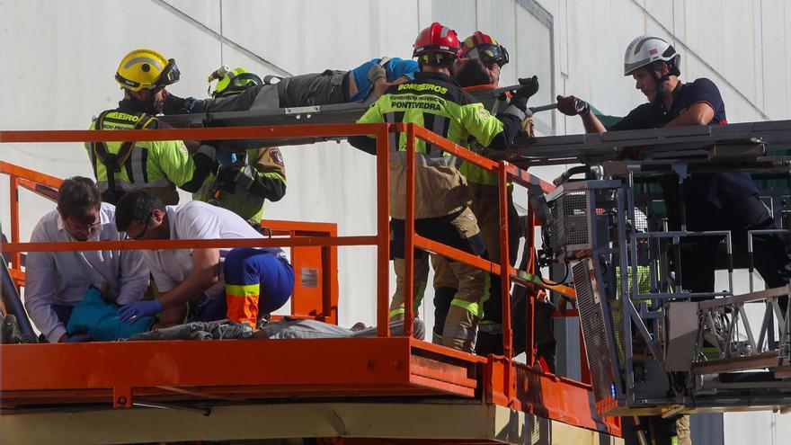 Así fue el rescate de dos operarios en una plataforma elevada en O Pousadoiro, Vilagarcía
