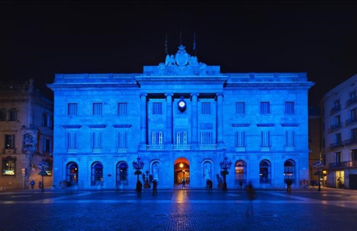 zentauroepp29279365 el dia por delante ayuntamiento iluminado de azul por el d  170402104952