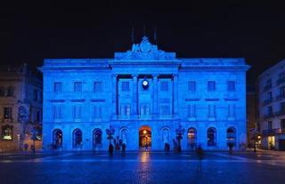 Edificios de todo el mundo se iluminan de azul por el autismo