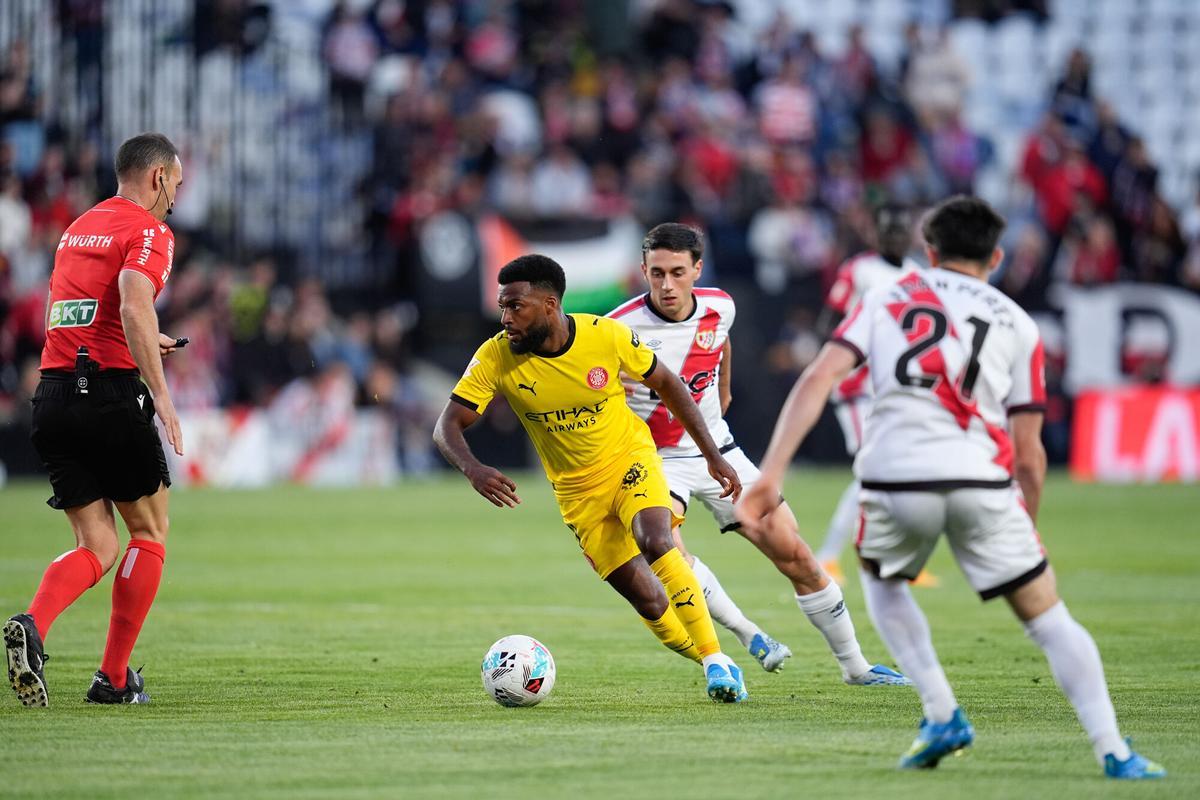 Lemar se intenta escapar de la defensa del Rayo.