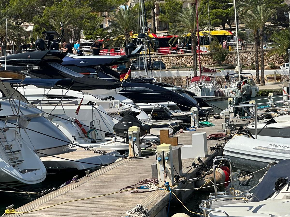 La Guardia Civil inspecciona la lancha en Porto Cristo que supuestamente arrolló y mató a un joven en Cala Bona La Guardia Civil inspecciona la lancha en Porto Cristo que supuestamente arrolló y mató a un joven en Cala Bona