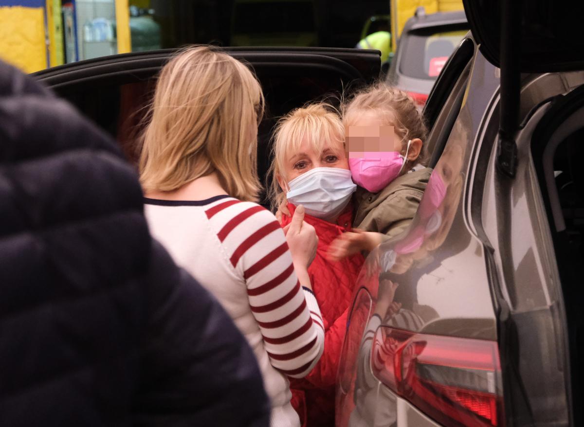 Abrazos y lágrimas hoy en Elche tras la llegada del convoy desde Polonia con ucranianos