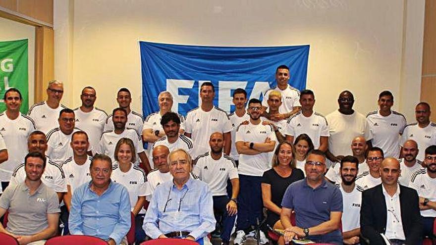 Los 30 entrenadores que forman parte del curso de la FIFA posan en la sede de la Federación Interinsular.