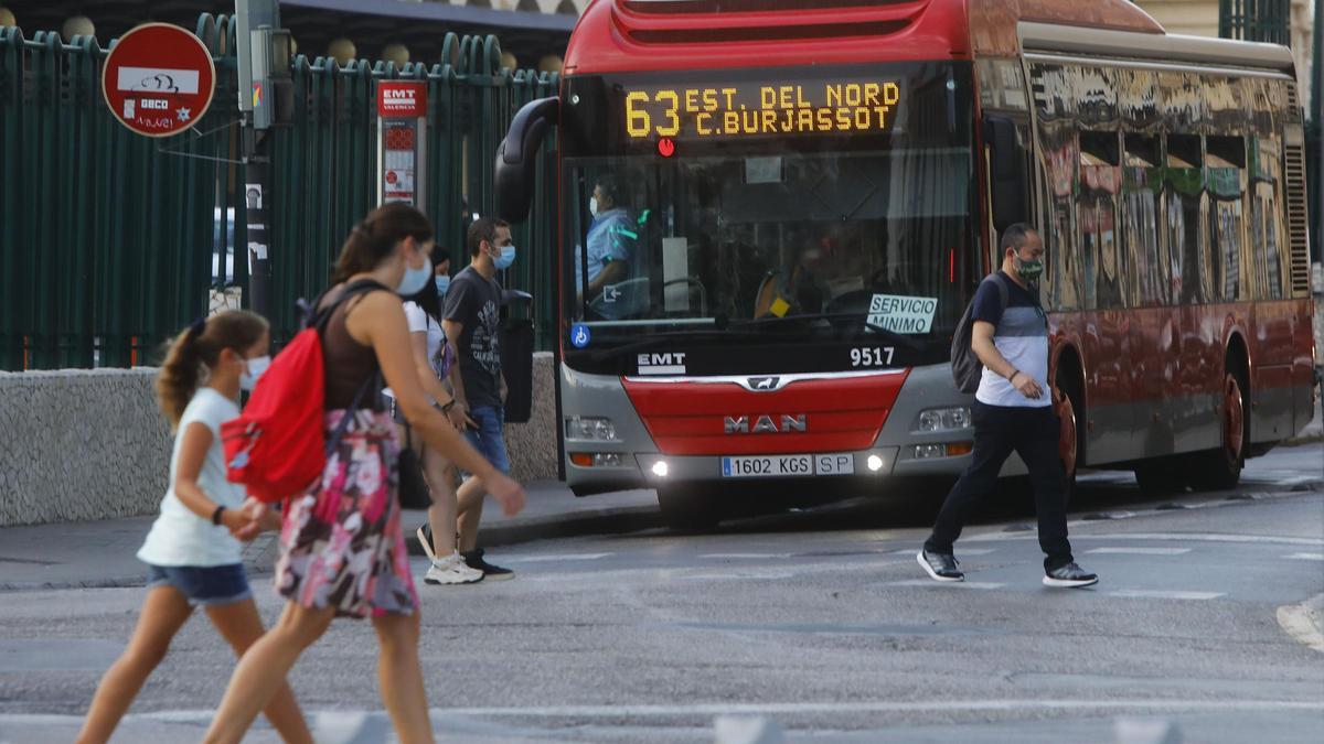 Autobús en servicios mínimos, durante la hulega de la EMT desarrollada en marzo de 2020.