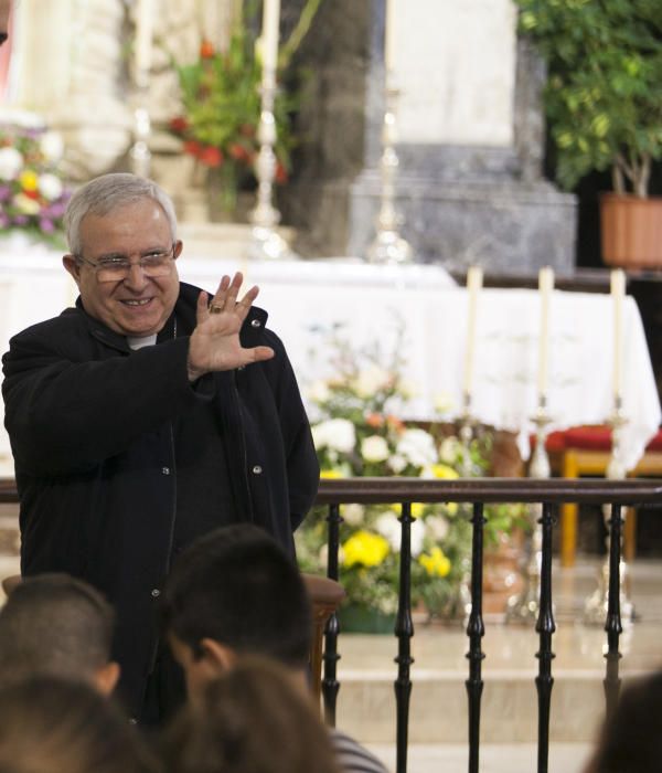 Decenas de niños acuden al monasterio en la víspera de la tradicional romería.