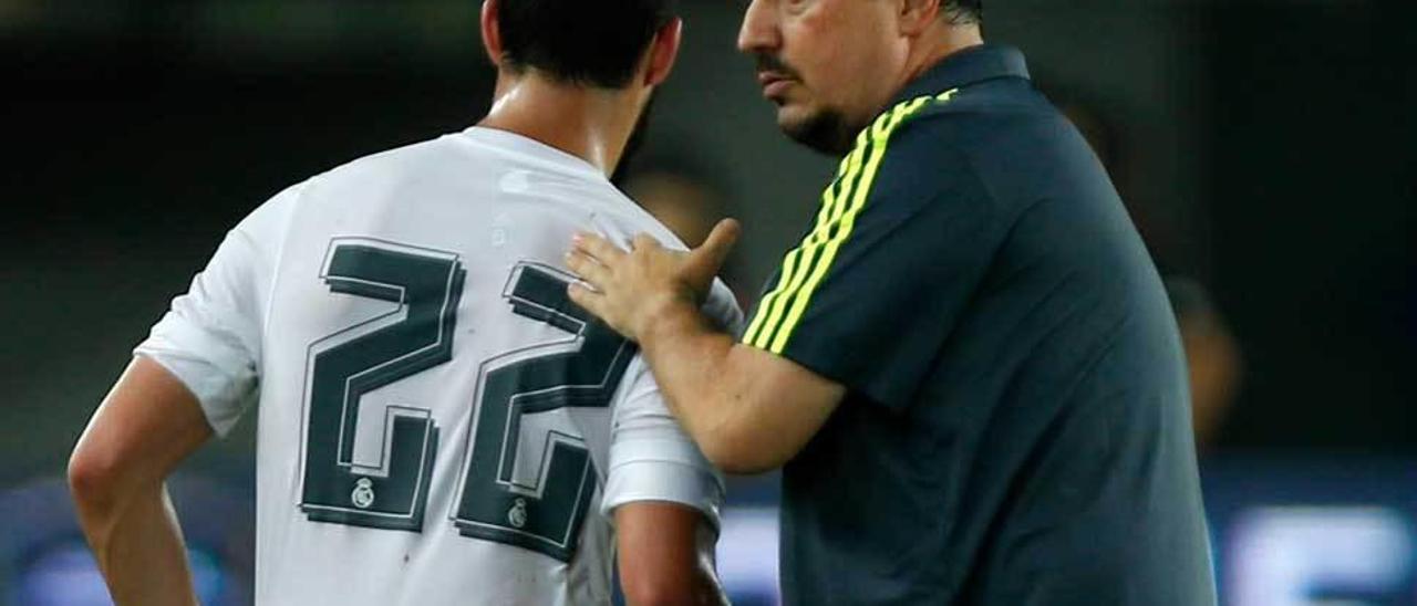 Rafa Benítez da una palmada a Isco en el reciente Madrid-Inter.