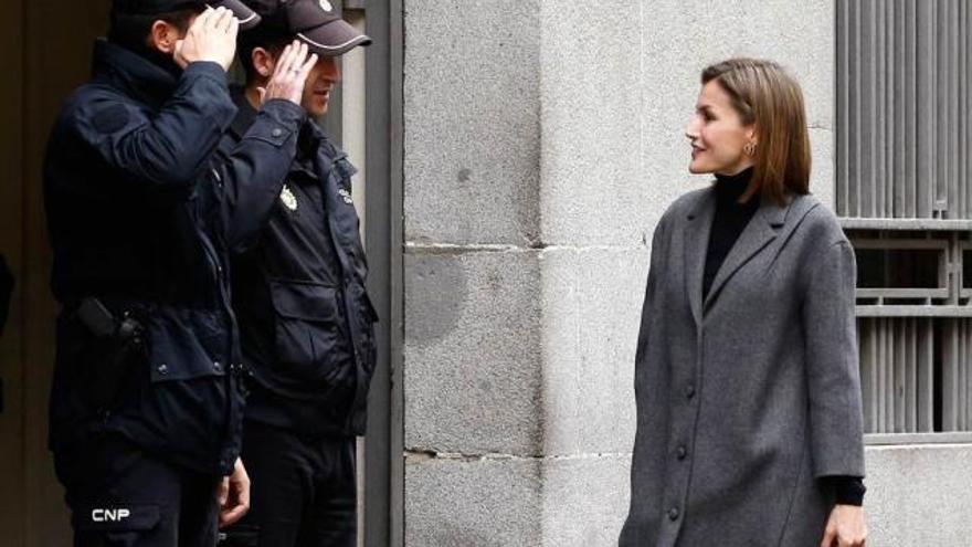 Dos policías saludan a la Reina Letizia a su llegada a la reunión.