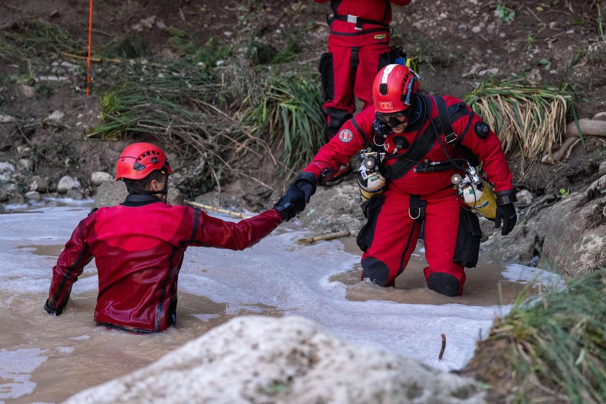 Los bomberos intensifican en Mediona la búsqueda del padre del menor hallado muerto