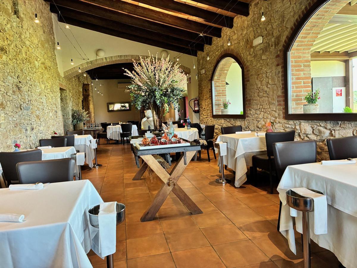 Una imatge de la sala del restaurant, emplaçat en un edifici, el Mas Pou, que data del 1352.