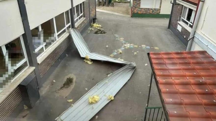 El viento vuelve a arrancar parte de la cubierta del polideportivo de Cabrales y pone en riesgo la seguridad de los alumnos del colegio