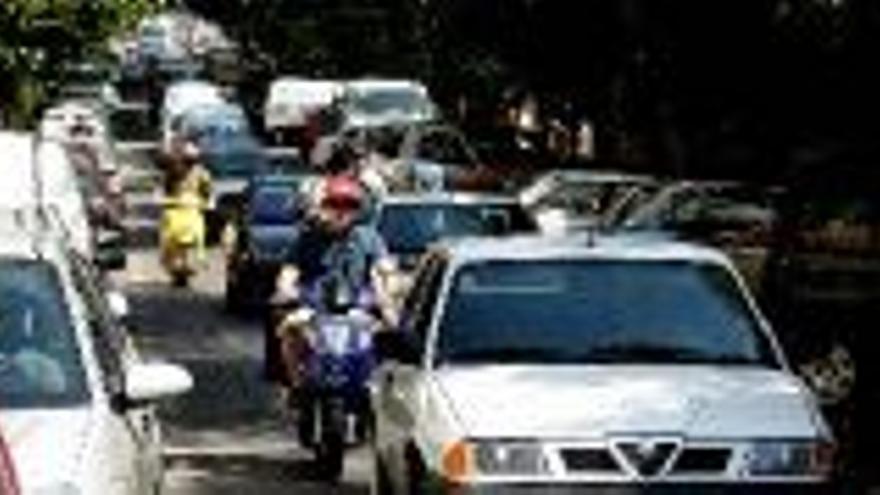 Vuelven los atascos de tráfico a horas punta en la ronda del Carmen