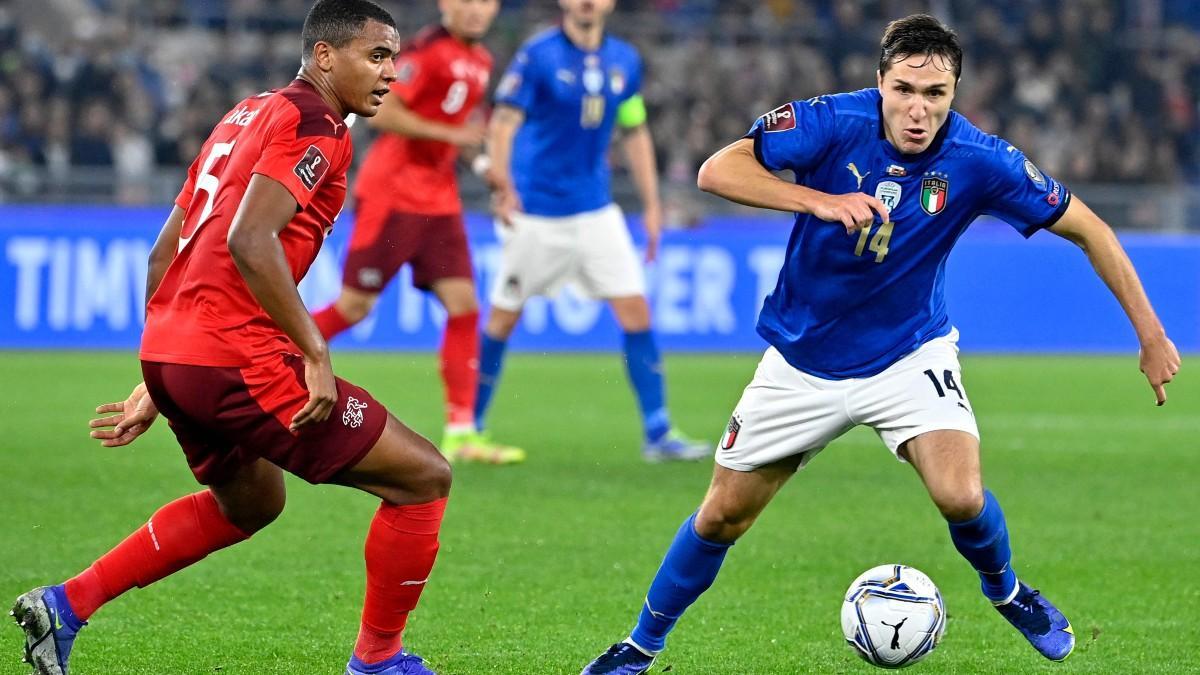 Federico Chiesa trata de superar a Manuel Akanji durante el partido Italia-Suiza
