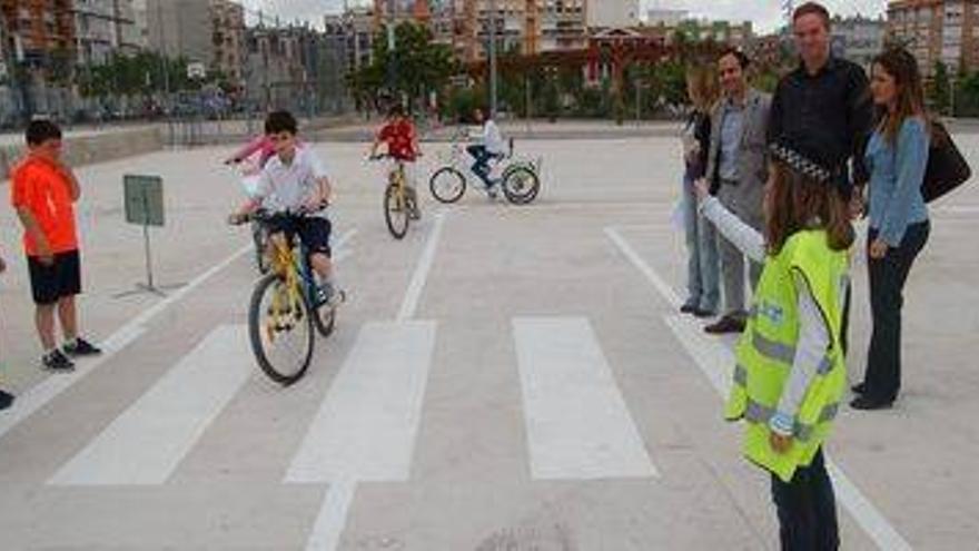 El alcalde de la Vall d’Uixó visita las clases de Educación Vial para los escolares de la ciudad