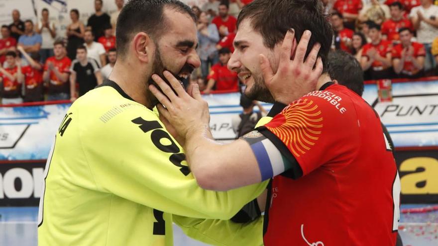 Kevin García y Manu Martínez, emocionados tras conseguir el ascenso a División de Honor Plata. // R. Grobas