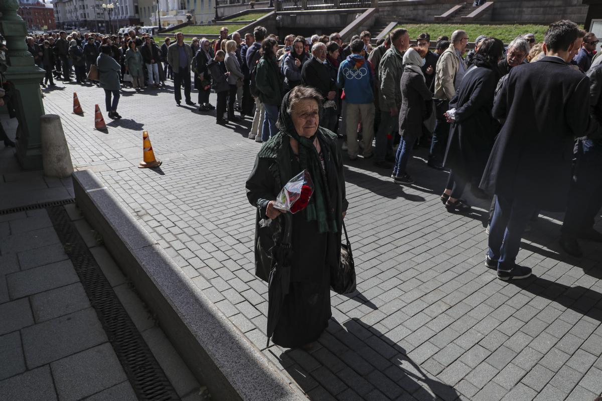 La gente hace cola para asistir a una ceremonia de despedida del fallecido expresidente soviético Mikhail Gorbachev cerca del Salón de las Columnas de la Casa de los Sindicatos, donde se encuentra el ataúd con los restos de Gorbachev , en Moscú.